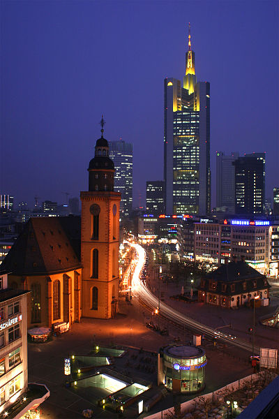 Katharinenkirche bei Nacht an der Hauptwache in Frankfurt am Main - Schauplatz der Konzertlesung "Randfiguren im Rampenlicht"