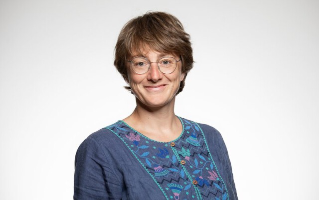 Das Buch "Einfach freuen" handelt vom Schuheputzen und anderen spirituellen Übungen. Das schreibt die Soziologin und Politologin Angela Wolf im ef-Magazin.