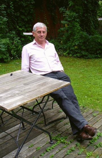 Arnold Stadler in seinem Garten in Sallahn