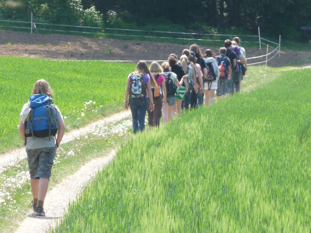 Jugendliche in Stille unterwegs nach Mariabuch