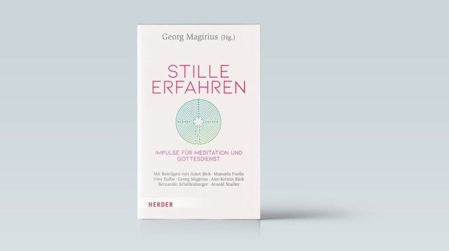 Das Buch "Stille erfahren" ist zu sehen vor hellblauem Hintergrund, die Pastelltöne von Cover und Hintergrund wirkten wie Balsam für die Seele. 