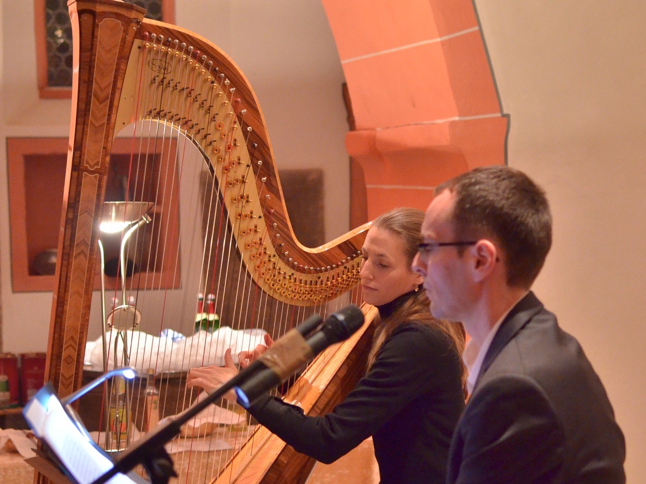 Die Aktualität der alten Weihnachtsworte:  Bettina Linck spielt, Georg Magirius erzählt