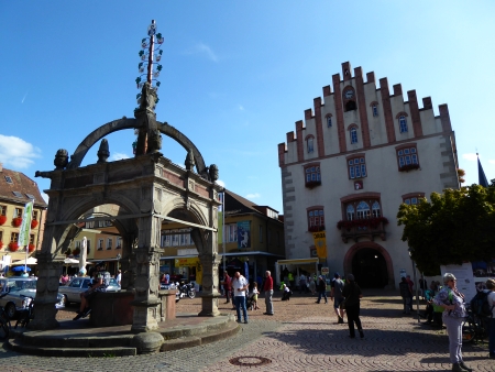 Marktplatz in Hammelburg. Ziel der Wanderung, für die galt: Lärmkollaps bei Stilletour. 