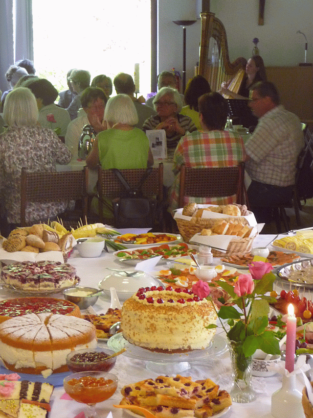 Kuchenangebot beim 15. Geburtstag des Literaturcafés Höchst im Odenwald, wo die glücklichen Bewohner der Sackgasse feierten