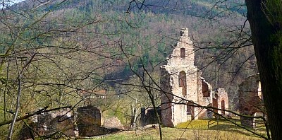 Frühlingswind im alten Gemäuer