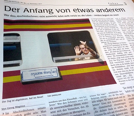 Mann winkt vom Zugfenster - Ausschnitt aus dem Beitrag "Der Anfang von etwas anderem" von Georg Magirius. Der Abschied wird darin als eine Reise ins Helle beschrieben. 