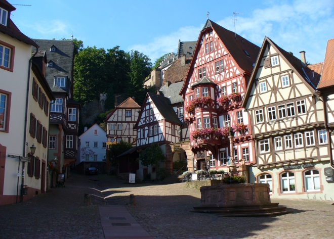 Das Schnatterloch in Miltenberg. An eindrucksvollen Fachwerkshäusern geht es einen schmalen Gang aus der Stadt in den Wald. Es ist der Weg der Veränderung.