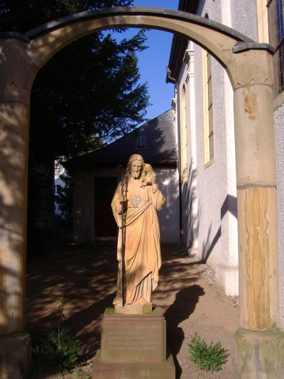 Jesusstatue mit wiedergefundem  Schaf - im Kirchgarten von Sankt Michael - Er hat ein Schaf fürs Leben schon gefunden