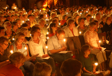 Kerzen in Erlöserkirche in Bad Homburg - Liebeserwachen in Bad Homburg