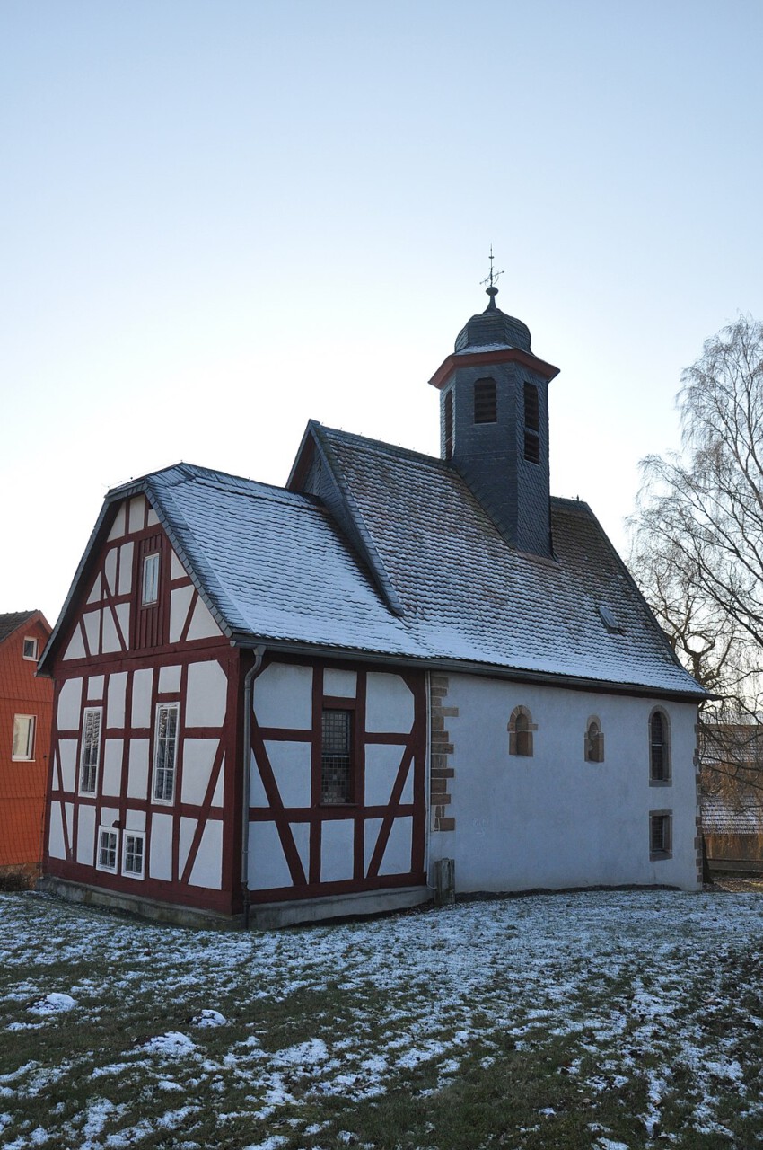 Die Evangelische Kirche in Alsfeld-Elbenrod im Vogelberg: geheimnisvoll verwinkelt. Foto von F. Baumgarten.