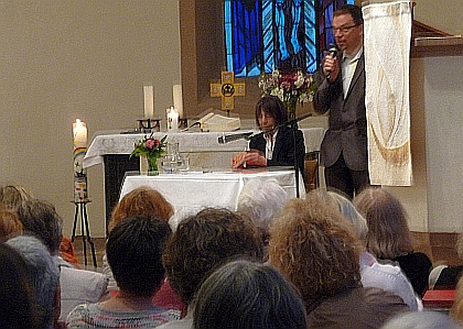 Kurz ist besser - Gabriele Wohmann und Pfarrer Martin Franke in der Evangelischen Kirche in Seligenstadt am Main