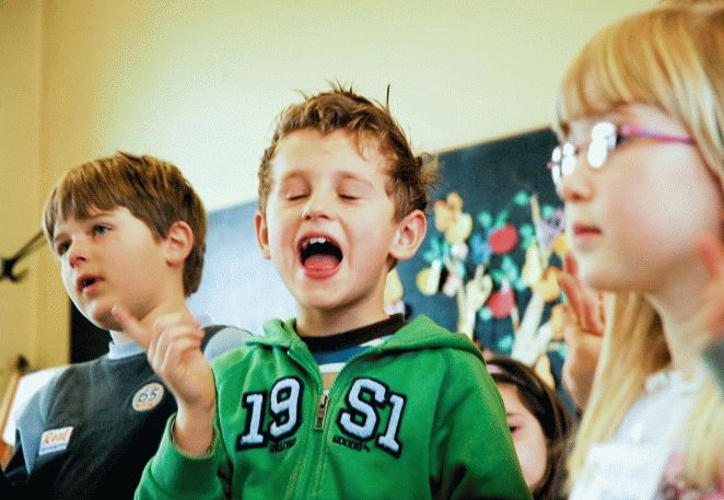 Kind mit großem, offenen Mund - Singen ist Therapie 