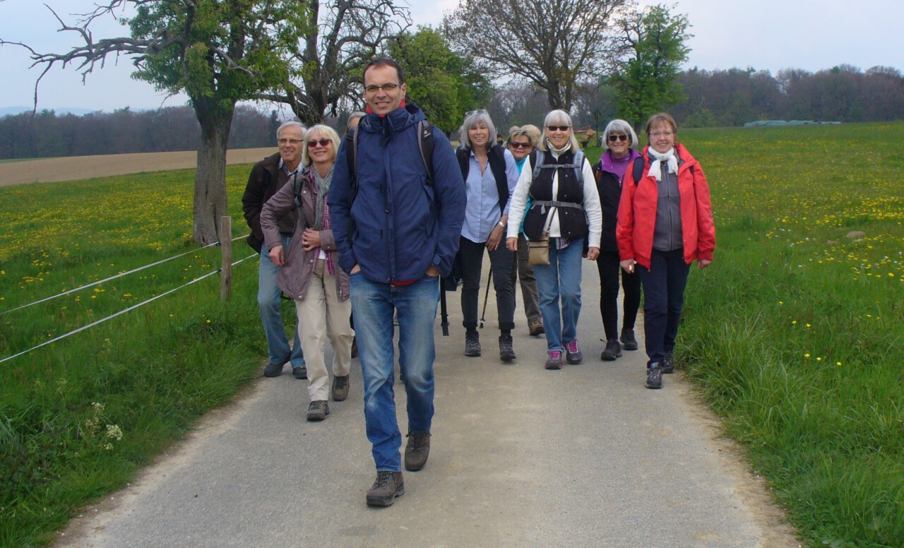 Georg Magirius im Vordergrund und Pilger und Wanderinnen im Hintergrund. Tour der Reihe GangART im Odenwald, in dem man unerreichbar und abgeschieden sein kann. Foto von Petra Mathein