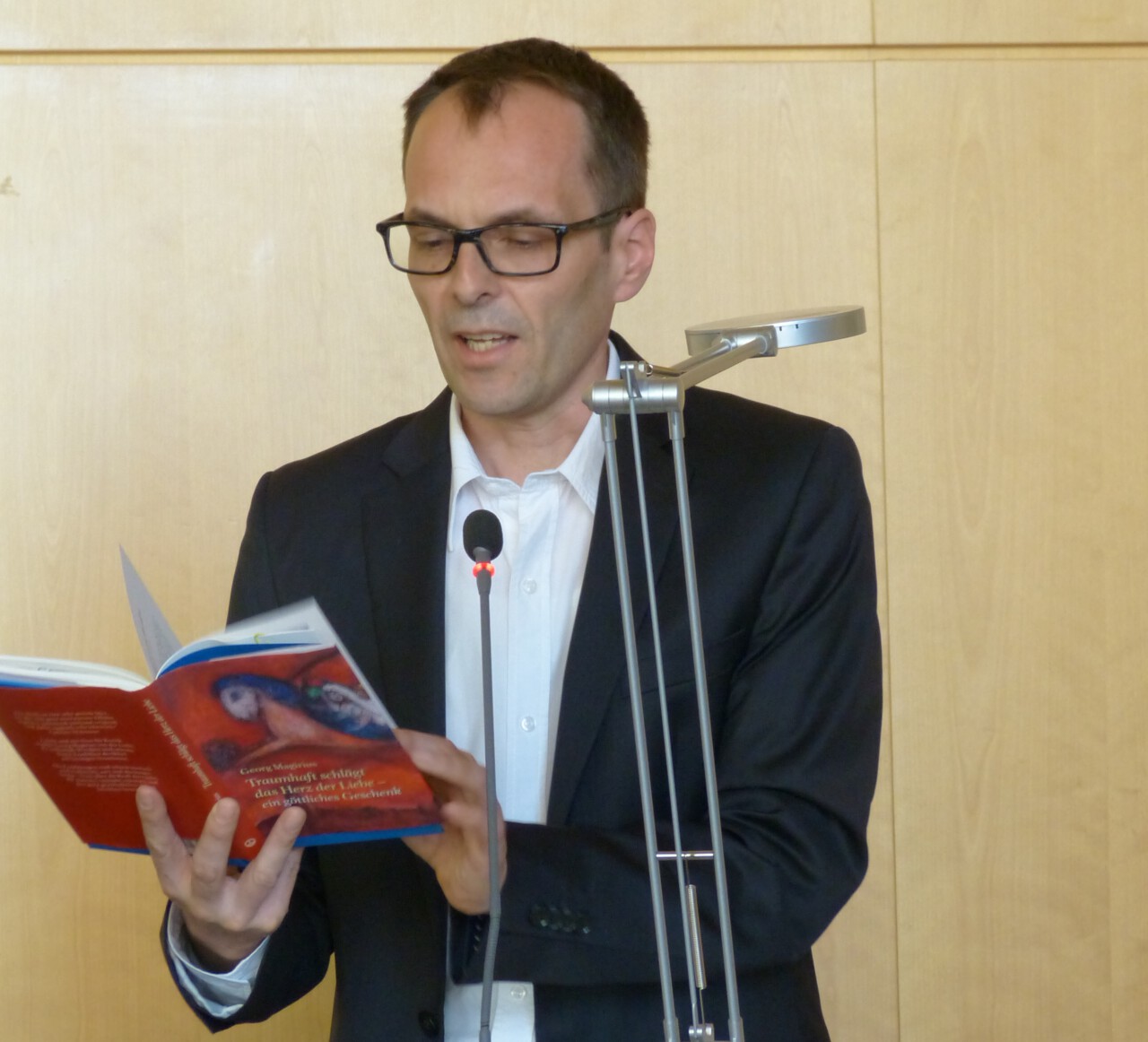 Georg Magirius liest aus "Traumhaft schlägt das Herz der Liebe" im Haus am Dom. Magirius steht für eine zauberhafte Leseförderung. Foto von Monika Reuscher. 