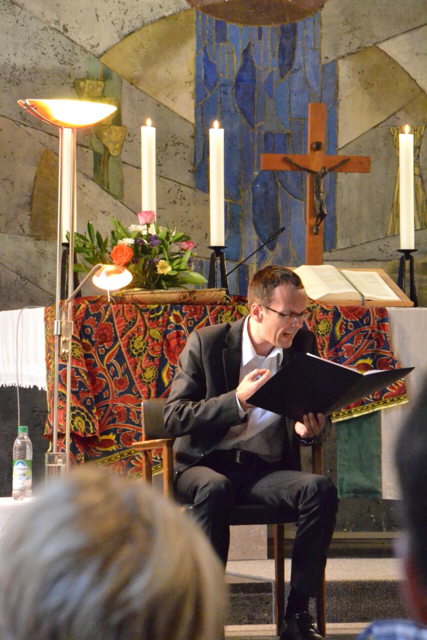 Georg Magirius in der Gnadenkirche Dachau. In der Lesung seien "Saft, Kaft, Brunst und Feuer" zu spüren gewesen, schreibt die Süddeutsche Zeitung. Foto von Thomas Markert