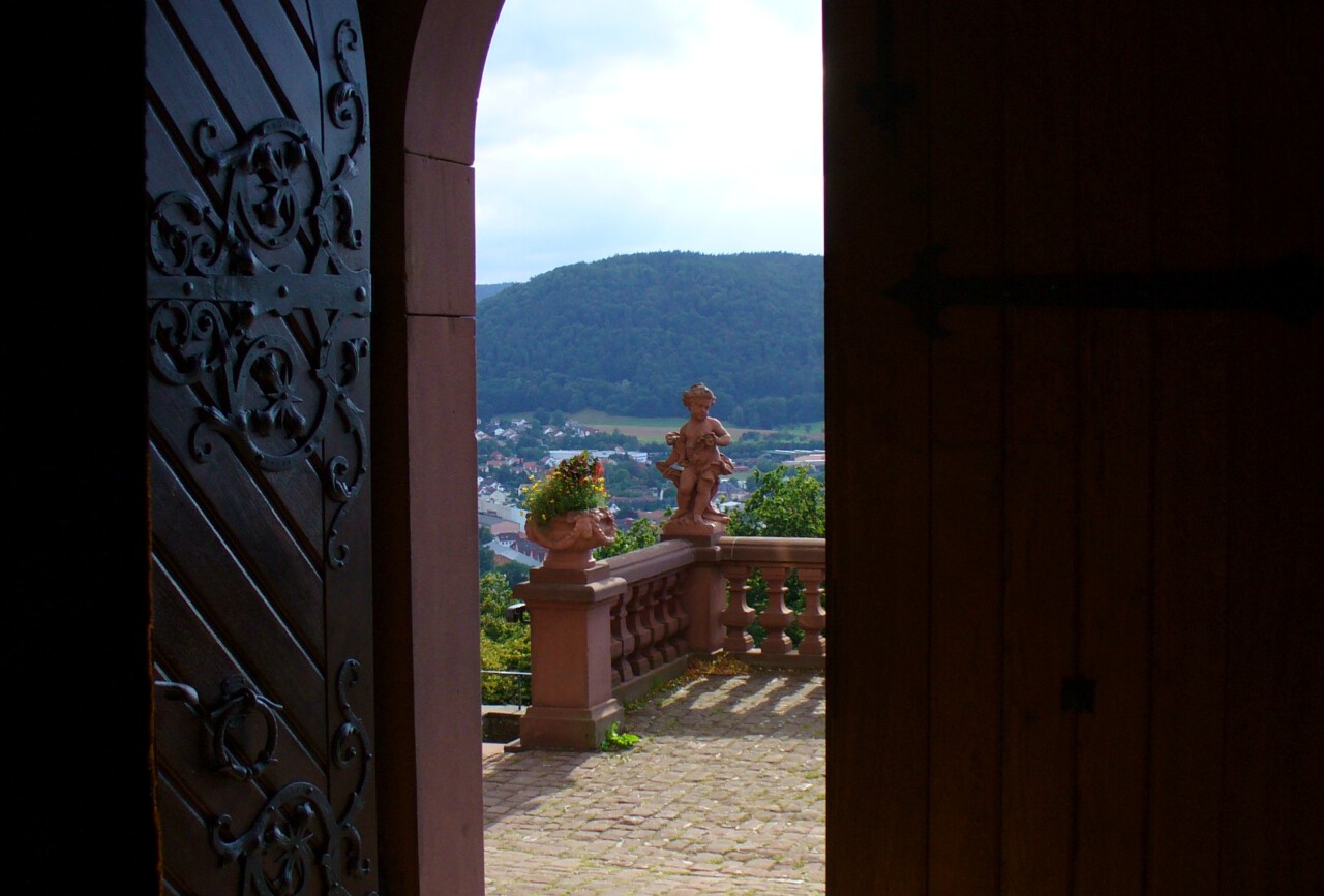 Blick aus der Kirchentür vom Kloster Engelberg bei Miltenberg - zu sehen ist ein Engel auf der Brüstung - Blick geht weiter ins Maintal - Das Bild illustriert den Wusch "Lass dich auf Händen tragen"! 