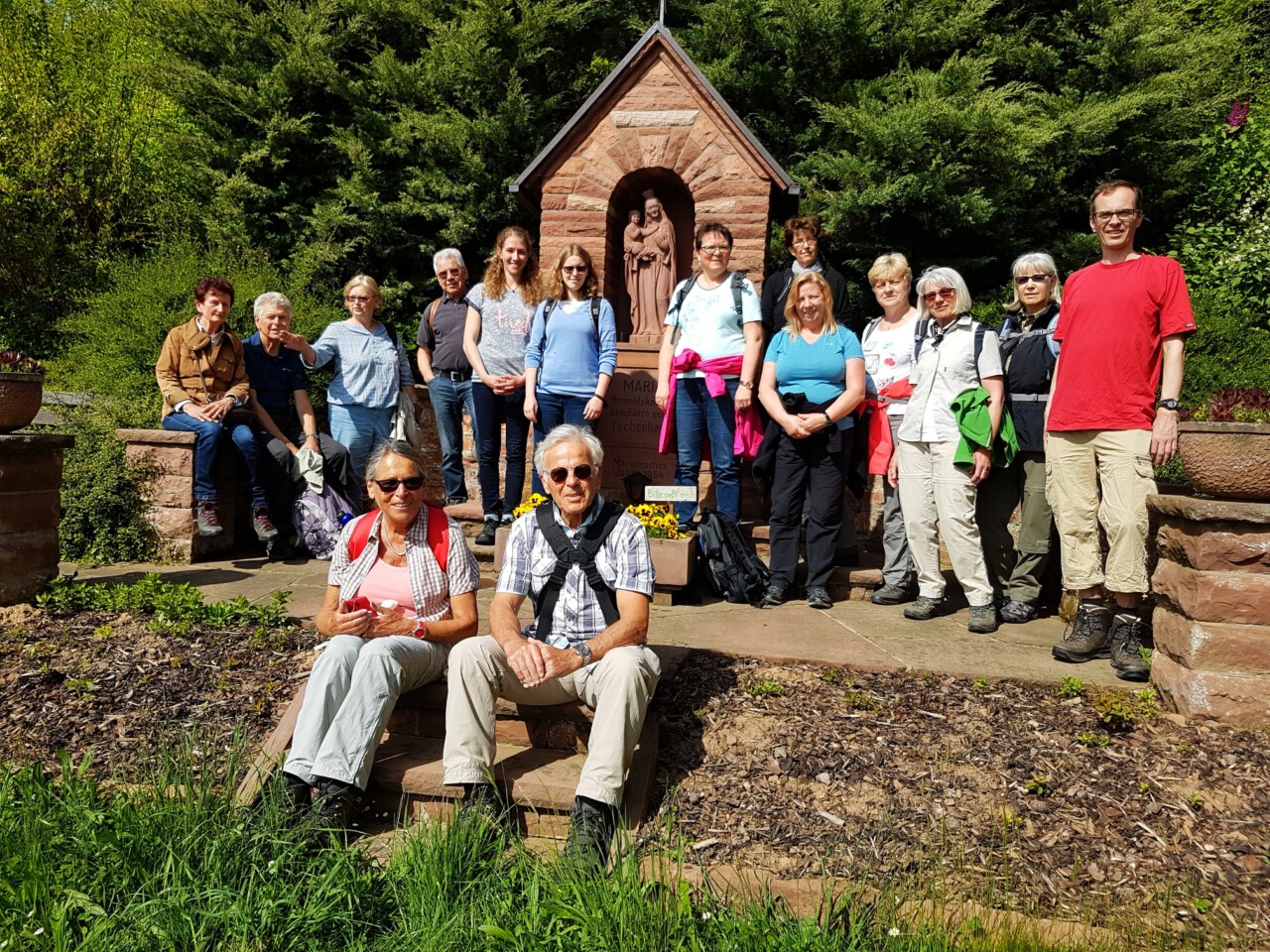 Gruppenbild der Pilgertour "Auferstanden in Ruinen" mit Gottesmutter. Das Foto stammt von Gabriele Hoffmann aus Seligenstadt. 