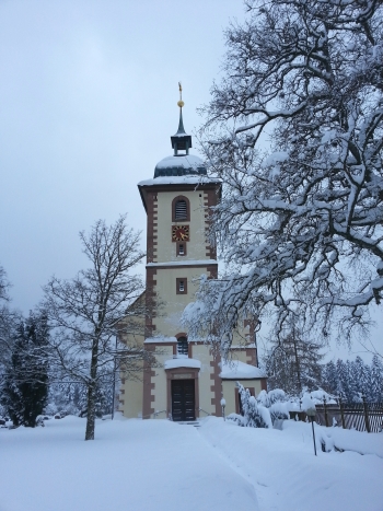 Ev. Kirche Loßburg-Schömberg im Schnee - Start der Tournee "10 Jahre 7 tote Ehemänner" - Foto (c) Bettina Linck