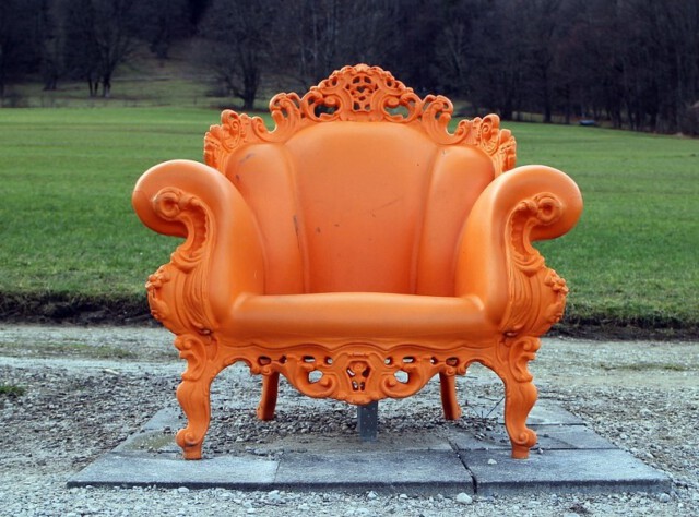 Großer Sessel in Orange im Park. Ein Bild-Kommentar zum Thema: Nachhaltiger Advent.
