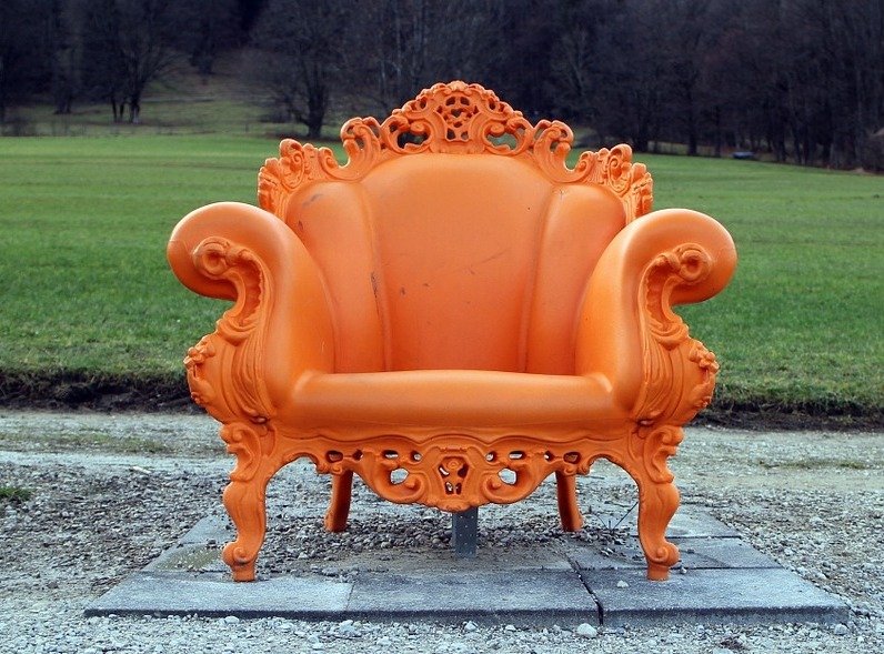 Großer Sessel in Orange im Park. Ein Bild-Kommentar zum Thema: Nachhaltiger Advent. 