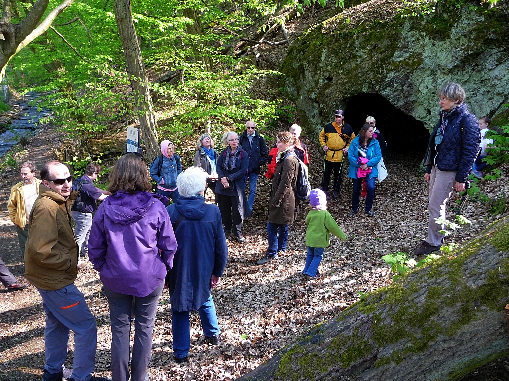 Grotte bei Hornau im Vordertaunus - Etappe der Tour der Reihe GangART "Pilger knacken Höhlenrätsel"