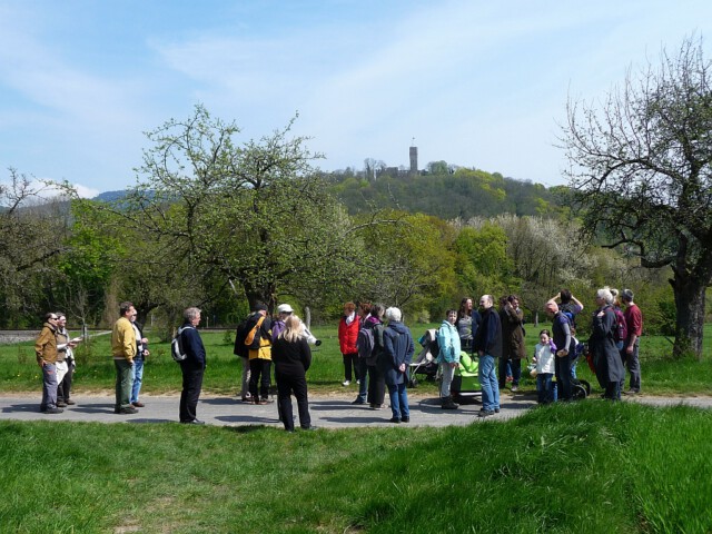 Vor der Burgruine Königstein - Pilger knacken Höhlenrätsel