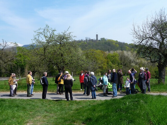 Vor der Burgruine Königstein - Pilger knacken Höhlenrätsel