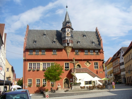 Rathaus in Ochsenfurt Ziel der Tour "Die Früchte meines Lebens"