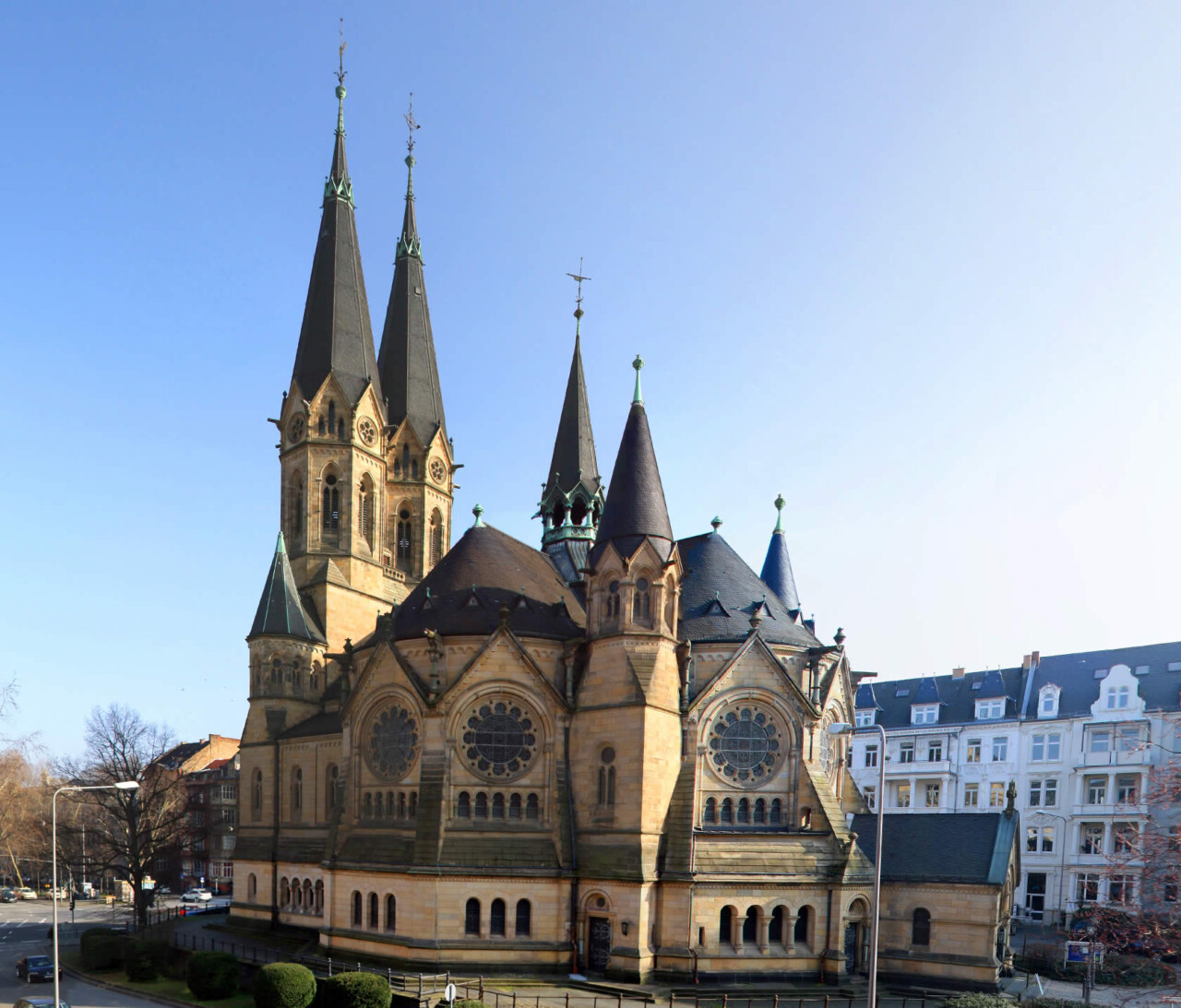 Magisches Versprechen: Ringkirche Wiesbaden - Dort zeigt Georg Magirius laut Dr. Sunny Panitz, wie mit seinem Buch "Traumhaft schlägt das Herz der Liebe" ein Beispiel für sein lebenslange Aufgabe, das Wort Gottes zu versprechen 