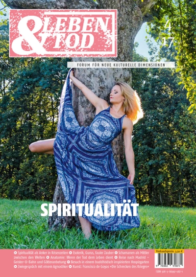 Junge Frau vor altem Baum, wie in Trance. Cover der Zeitschrift "Tod & Leben". In ihr schreibt Stefan Seidel: Die Poesie könnte dem Widrigen trotzen.