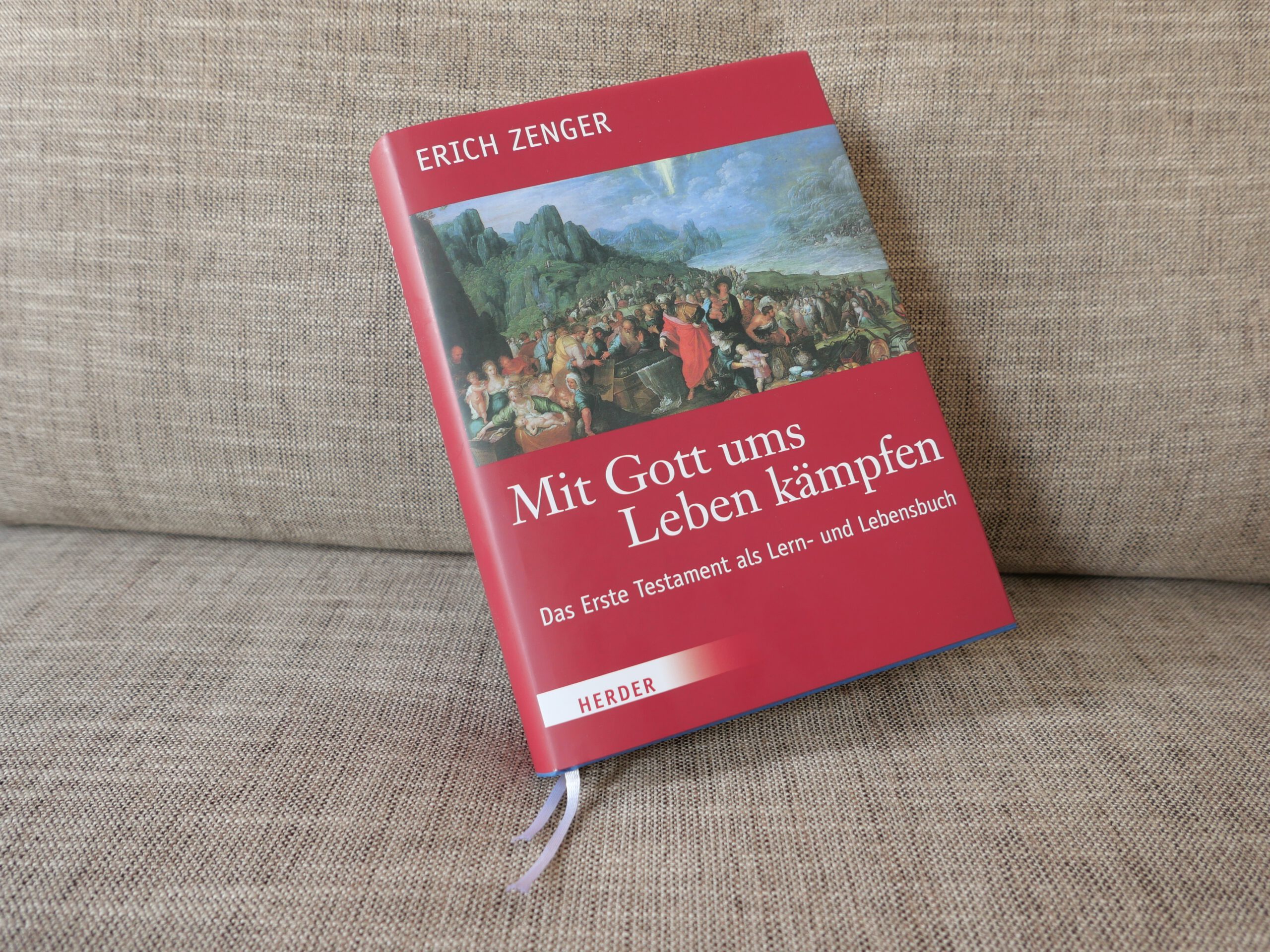 Vom Vorrang der Schüler - Darum ging es Erich Zenger. Sein Buch "Mit Gott ums Leben kämfpfen" mit zwei Lesebändchen