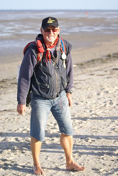 Wortlos im Watt: Der Nationalparkwattführer und Biologe Wolfgang Gedat führt in die Stille - Foto (c) www.abinswatt-schillig.de