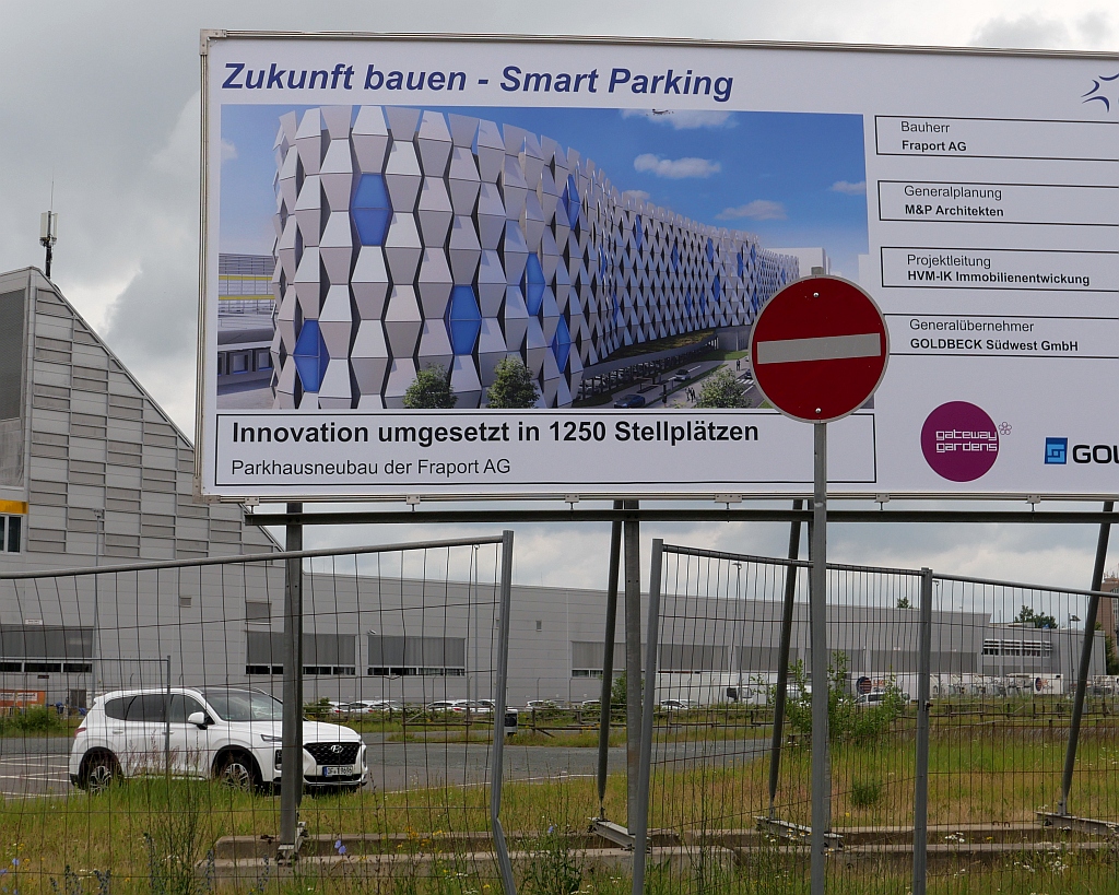 Baustellenschild: Ein Parkhaus wird gebaut in Gateway Gardens, Rhein-Main-Flughafen. 