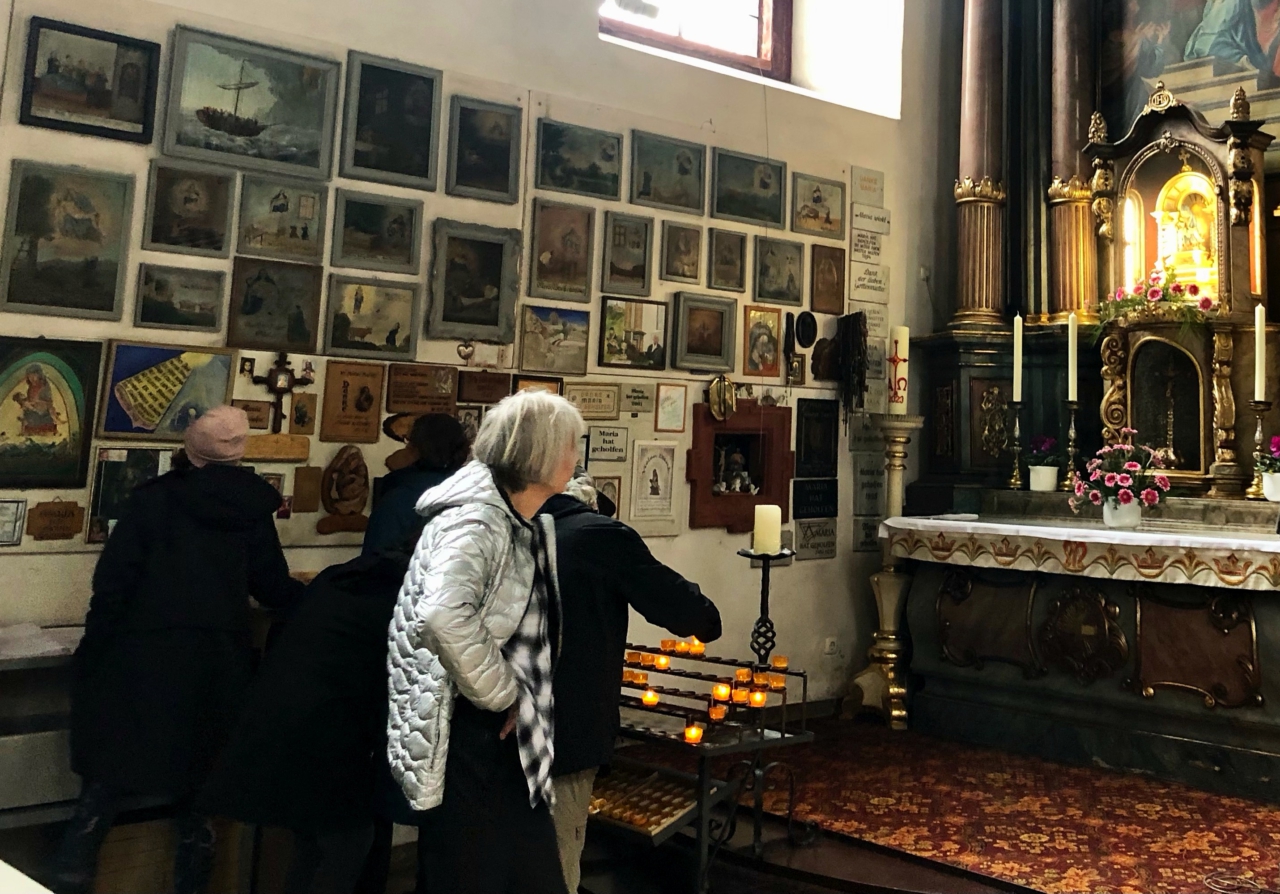 Wallfahrtskirche Mariabuchen mit leuchtendem Gnadenbild - Foto: Regina Giegerich