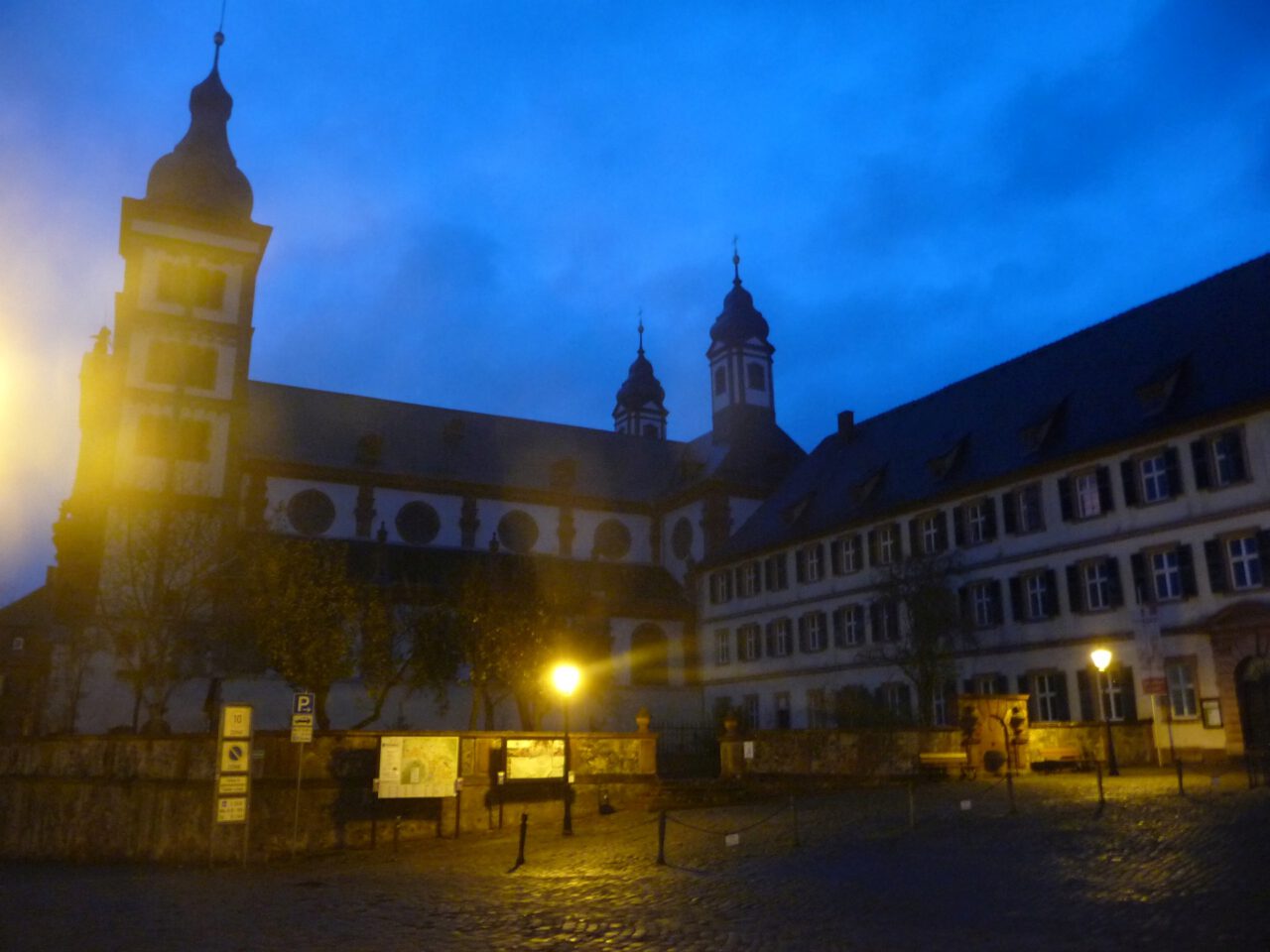 Ehemalige Benediktinerabtei Amorbach im Odenwald - Das Foto stammt aus (c) Stilles Frankfen. 24 Adventsorte