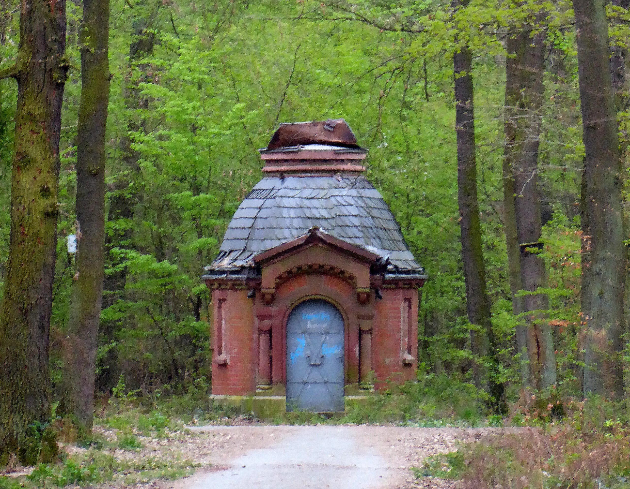 Eine andere Art der Weltentdeckung: Einstiegshäuschen der Brunnengalerie zum Wasserwerk Hinkelstein im Frankfurter Stadtwald 