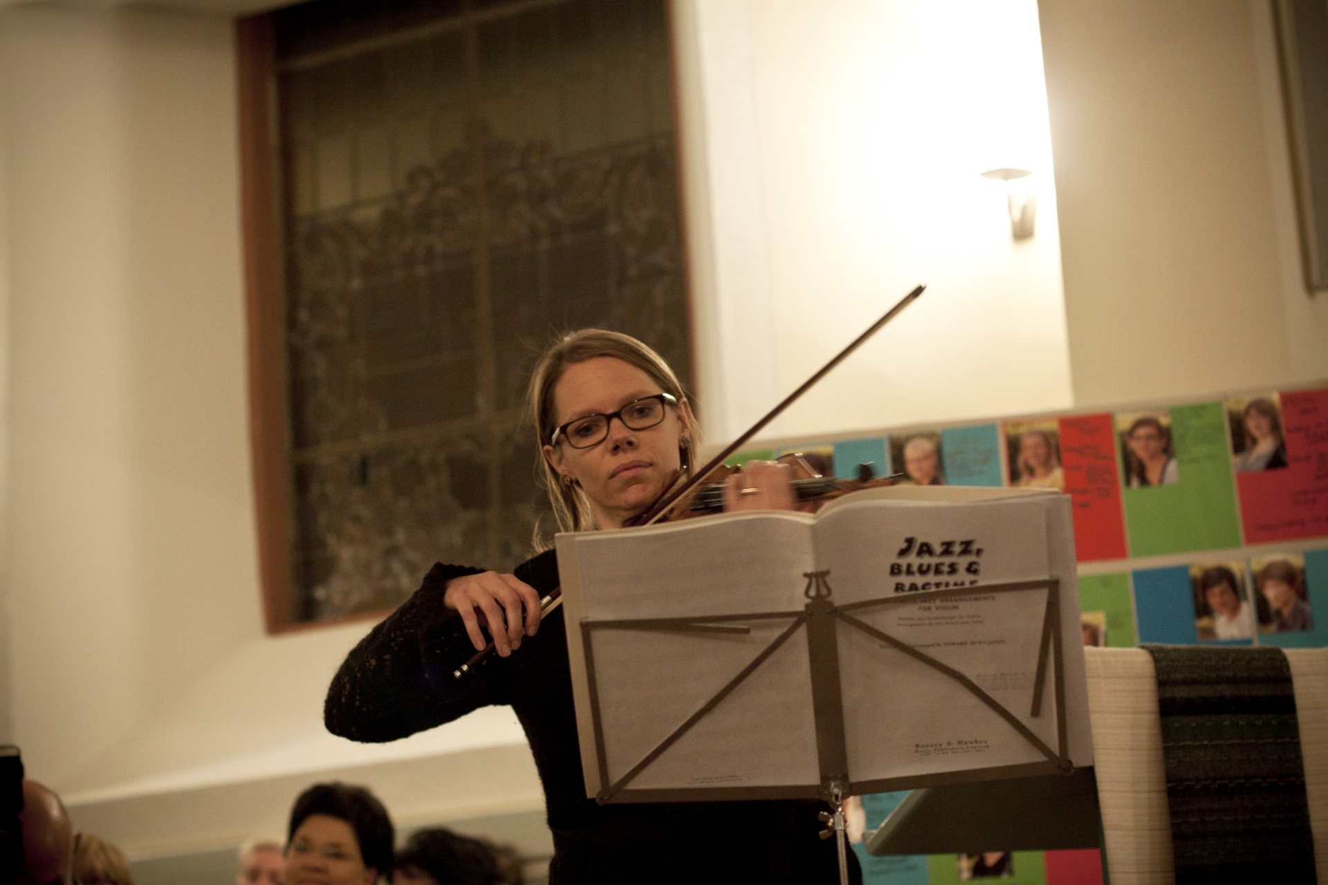 Pfarrerin Anne-Bärbel Ruf-Koerver ist auch eine Künstlerin - zum Beispiel mit der Geige