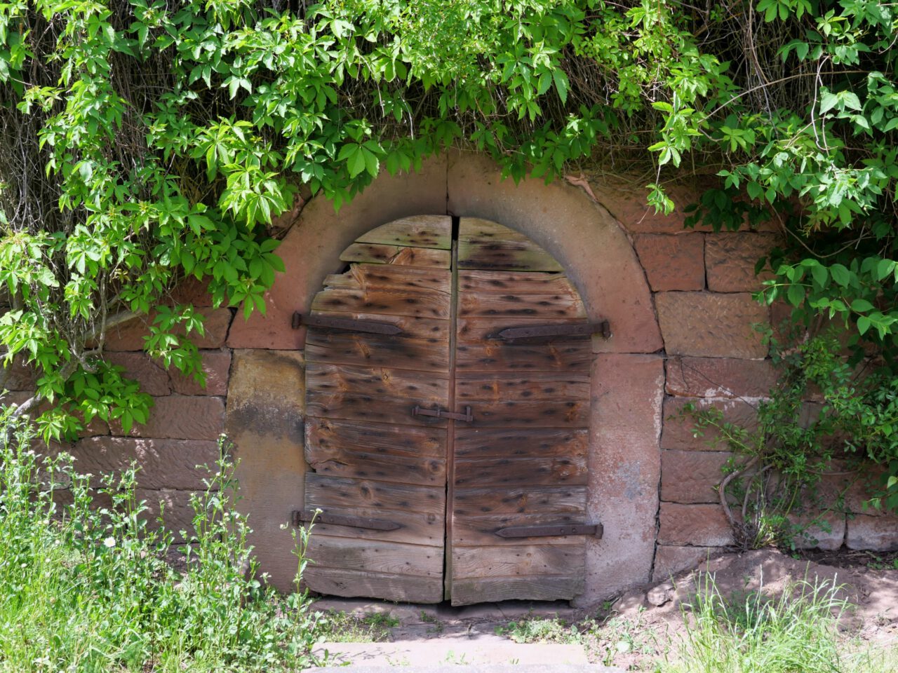 Das Stöffche in der Fremde: Hinter diesen Türen in Breitenbuch verbirgt sich Apfelwein. Nimmt man Katharina Hackers "Eine Dorfgeschichte" ernst. Foto: Georg Magirius aus "Frankfenfreude" 