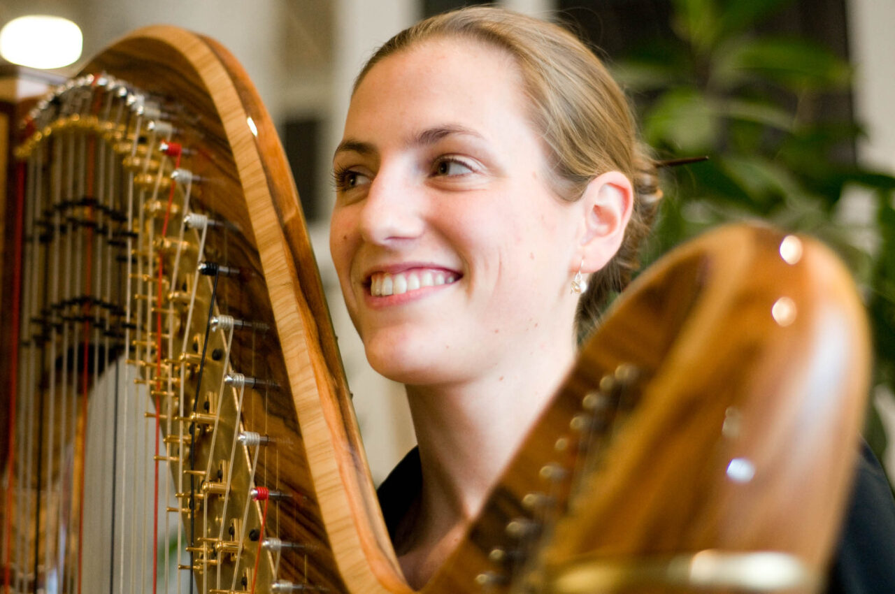 Bettina Linck mit Harfe. Sie interpretiert im Bayerischen Rundfunk die Liebesgeschichten von Georg Magirius, die ins Sehnsuchtsgestöber der Bibel führen. 