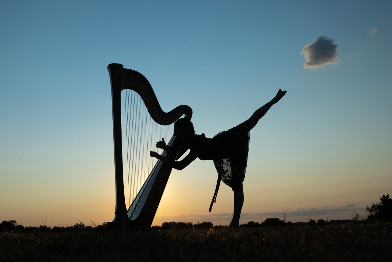 Bettina Linck spielt in Dialog mit einer Wolke - Foto (c) Bernd Hentschel