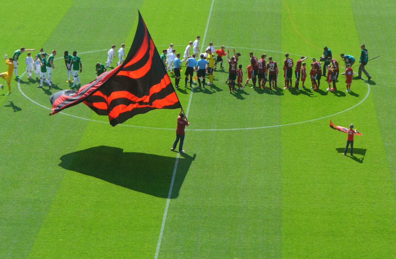 Bewegungsfroh ins Neue Jahr - Fahnenschwenken im Frankenstadion