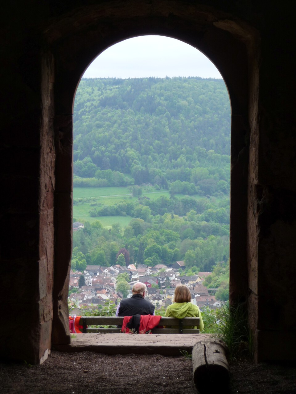 Blick aus Gotthardsruine auf Amorbach - Pilgertour mit Propst Bernd Böttner