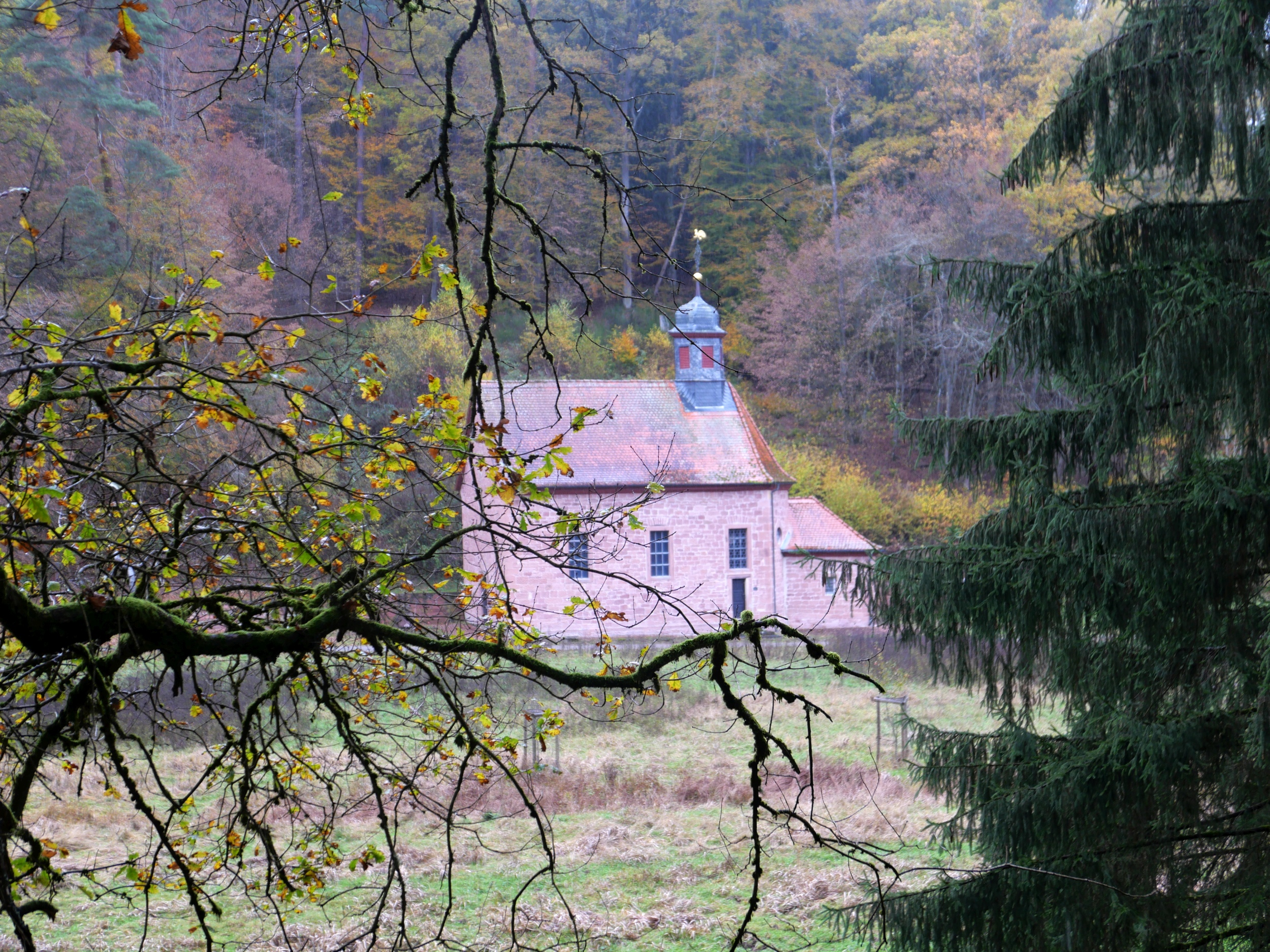 Hoffnungszeichen im Nichts - Bauernkirche im Breitenbach im Odenwald