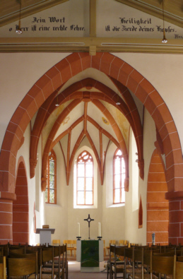 Evangelische Kirche Ueberau von innen - Schauplatz der Konzertlesung "Verschwendungssucht in Kirche"