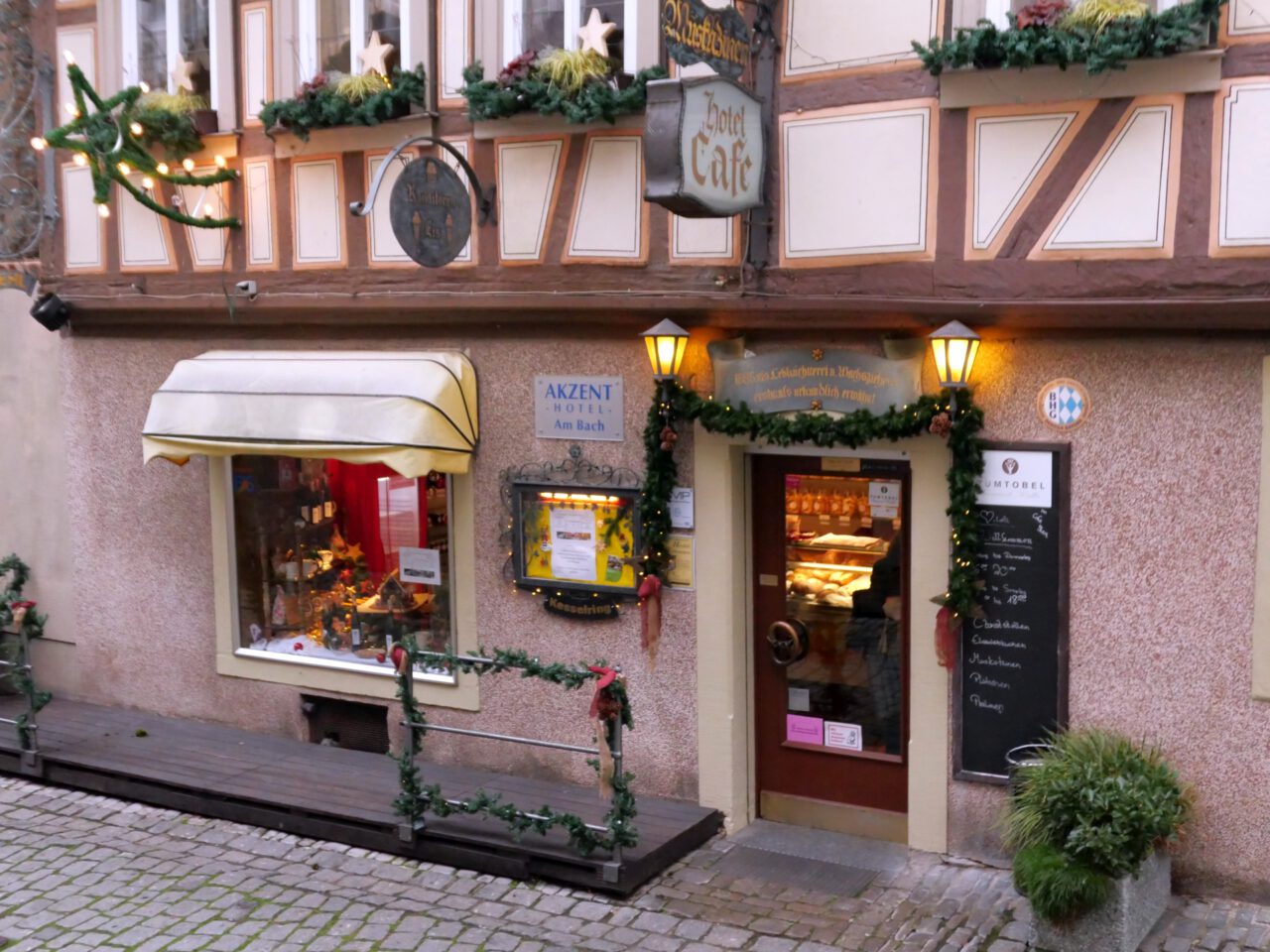 Der Anbruch neuen Lebens lässt sich im Café Kehl in Dettelbach erleben - Foto (c) von Georg Magirius aus dem Buh "Stilles Franken"