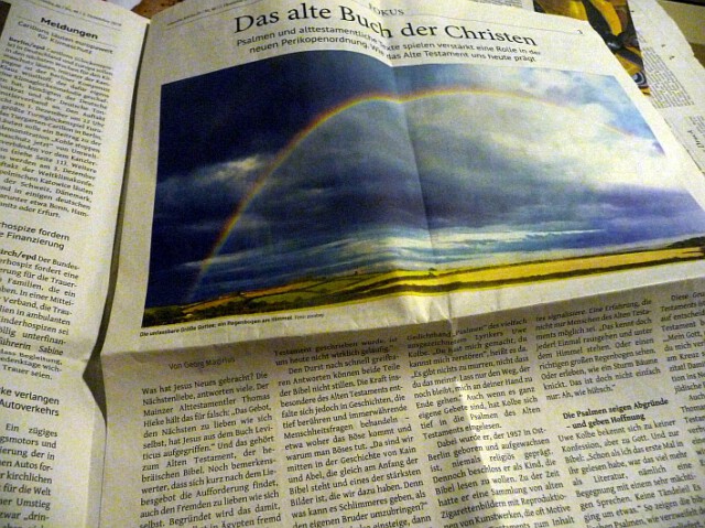 Ein Ausschnitt von Georg Magirius Zeitungsbeitrag "Das erste Buch der Christen". Ein Bogen im Himmel ist zu sehen. Damit zeigt sich das alte, immerneue Aufbegehren. 