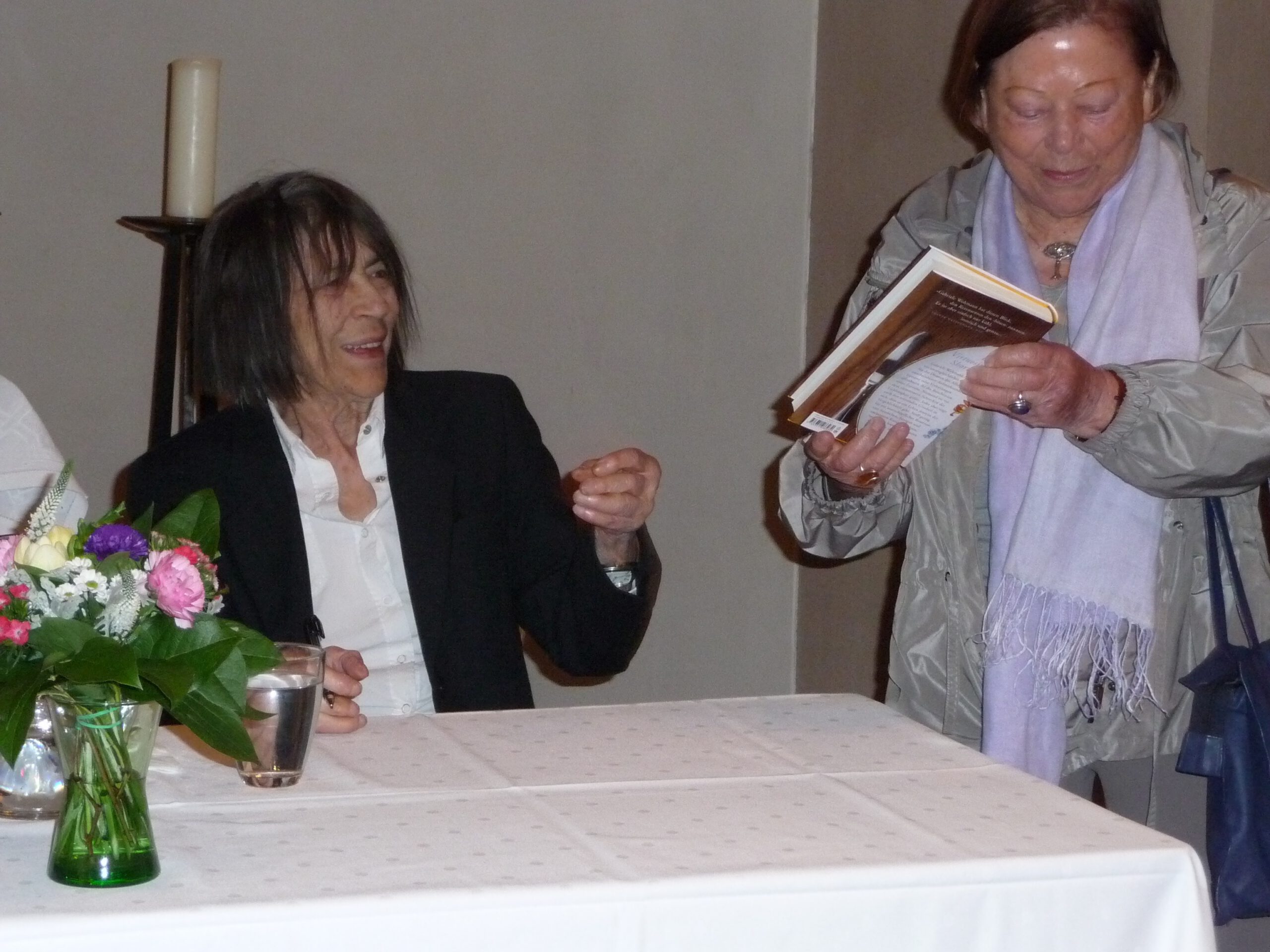 Gabriele Wohmann übergibt signiertes Buch in Seligenstadt am Main