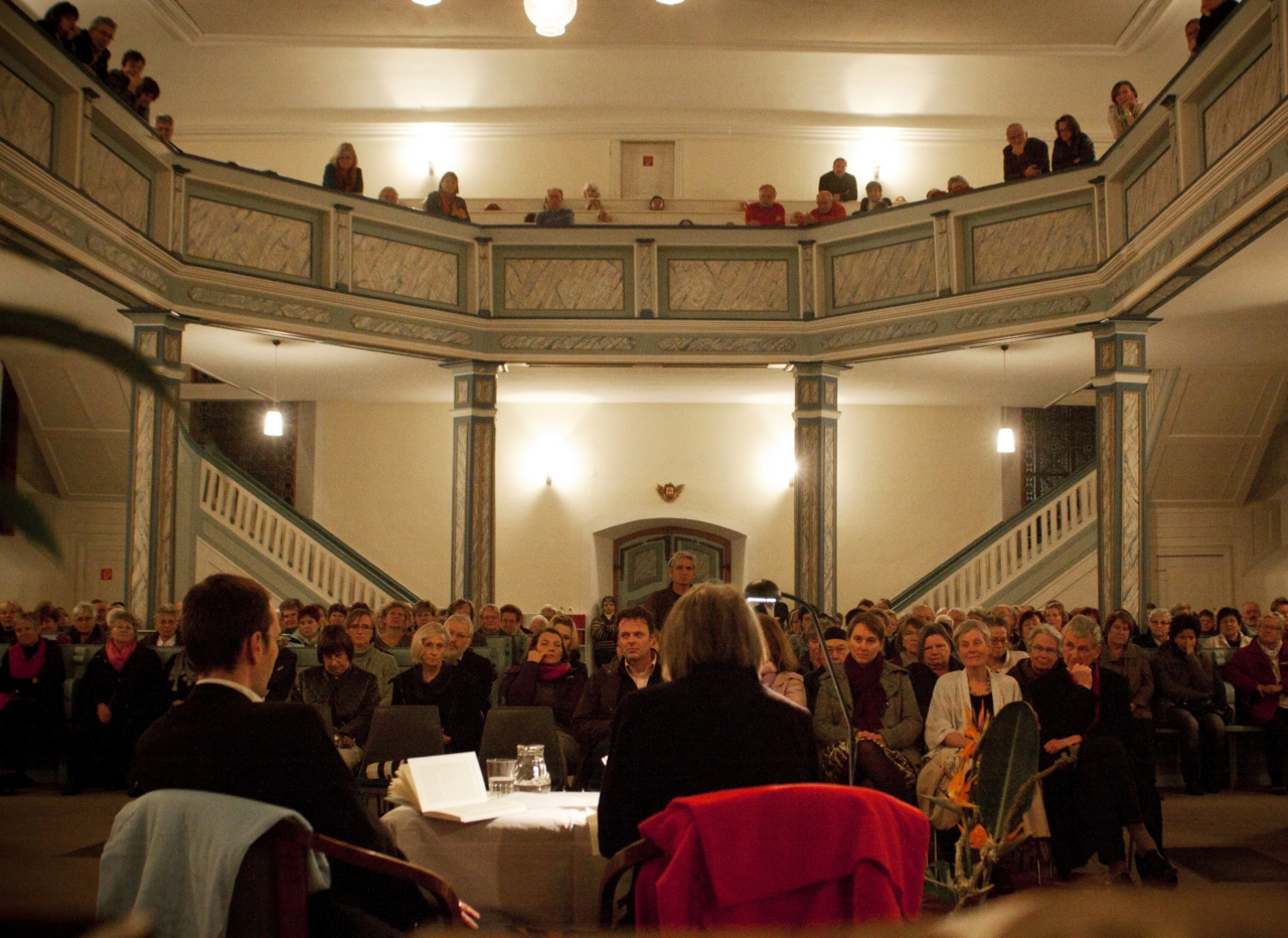 Aufruhr im Ried! Keine Parkplätze mehr! Gabriele Wohmann liest am Rhein aus "Sterben ist Mist, der Tod aber schön".