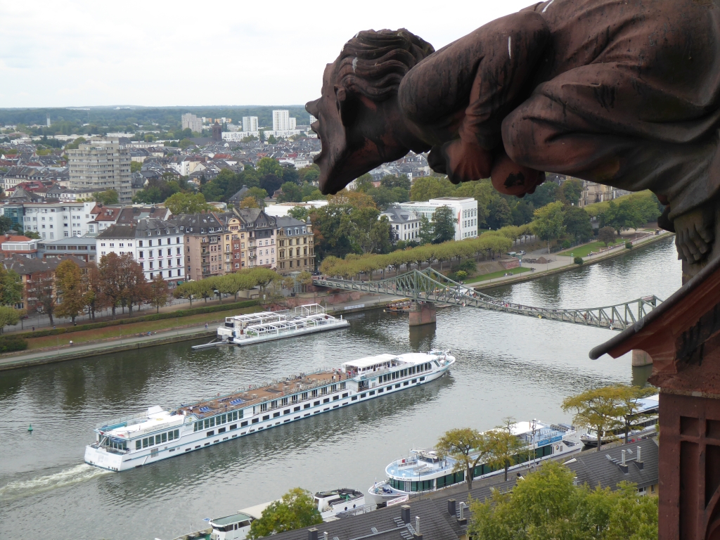 Geballte Lautlosgkeit - Frankfurter Dom (c) Georg Magirius (Buch Stilles Frankfurt)