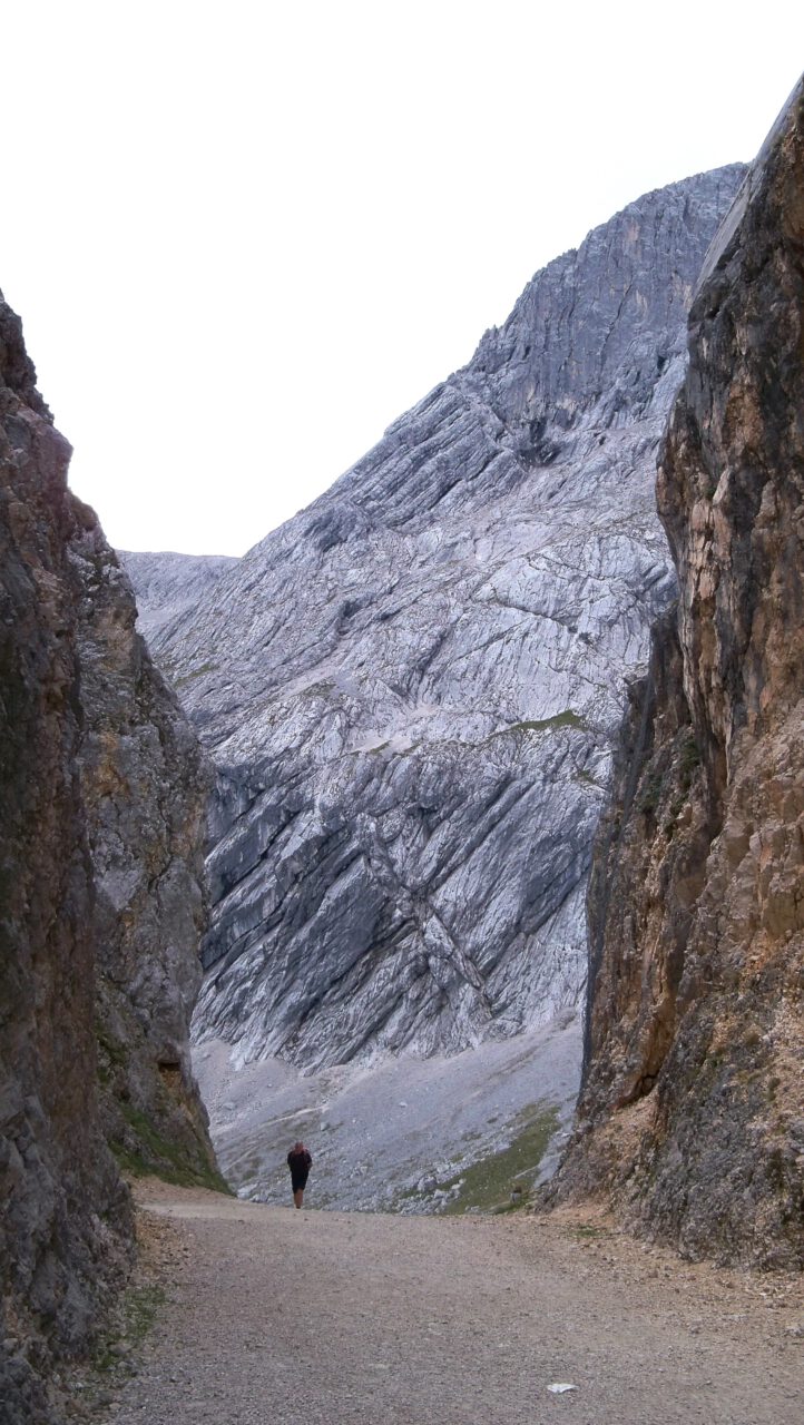 Leicht begehbare Dramatik - Auf dem Weg "Gedanken bergauf!" - Foto (c) Christel Sakalow aus dem Buch "Kurze Auszeiten für Leib und Seele - Besinnungswege in Altbayern udn Schwaben"